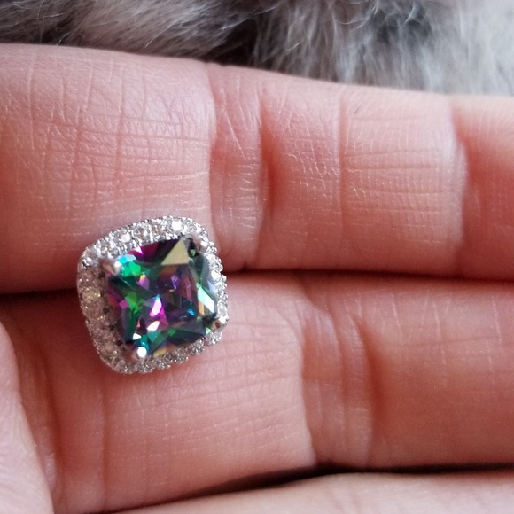 🍒NWOT🍒 RAINBOW CZ STUD EARRINGS - Picture 4 of 5